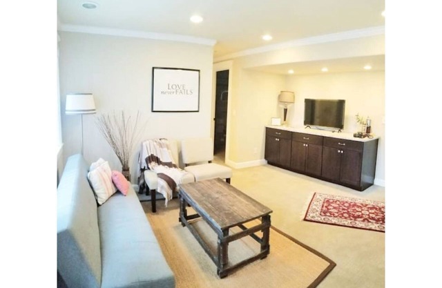 Private Basement with KING bed,near park & downtown