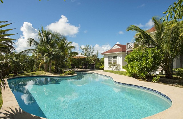 Private Beach Cottage with Heated Pool, Kayaks, Bikes