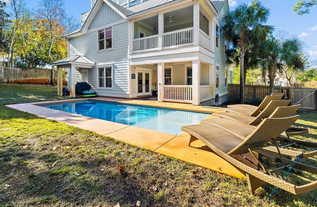 Private Beach, Golf Cart, Private Pool, Two Master Bedrooms and Bikes!