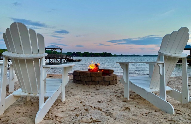 Private Beach on LKN w/Wide water views! Hot tub!