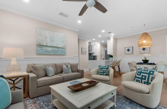PRIVATE BEACH/POOL ACCESS-Pristine-Newly Renovated-Outdoor Balcony