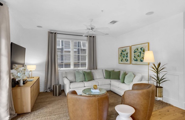 PRIVATE BEACH/POOL ACCESS- Stylish Ambiance-Open Living-Great Location