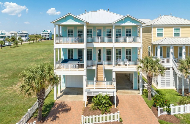 Private Beachside Home w/4 Suites, Gulf Views, 2 Covered Decks & 200' to Beach