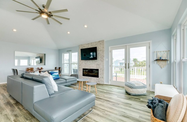 Private Beachside Home, Perfect for Families, Updated Interior & Near Beach