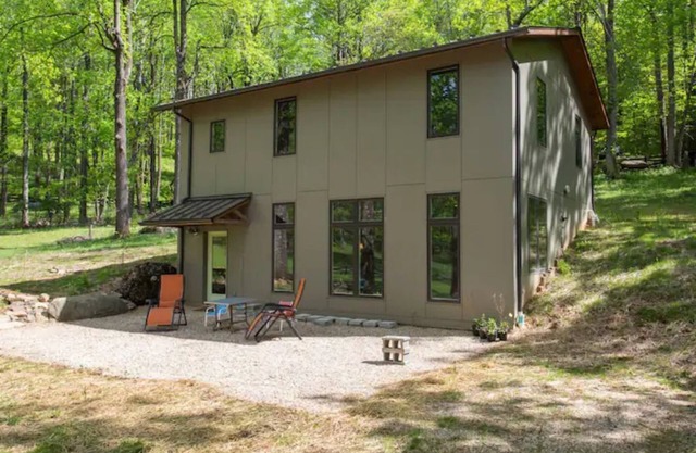 Private Blue Ridge Mountain Retreat/Modern home immersed in natural beauty!