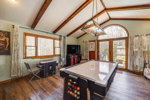 Private Blue Ridge Retreat Hot Tub and Pool Table!