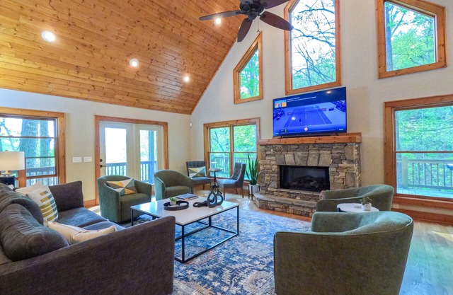 Private Cabin Getaway w/Fireplace, View & Games 🏔️⛳️