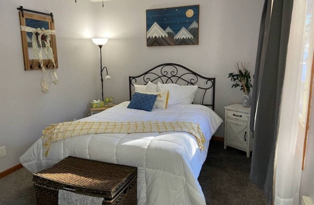 Private Cabin Retreat Near Main St & Attractions!