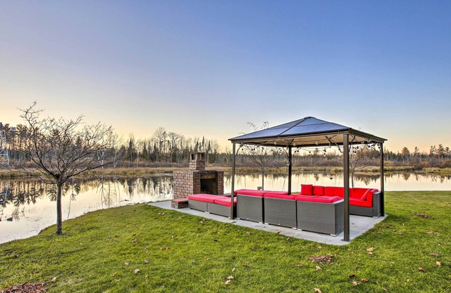 Private Cadillac Gem w/Kayaks, Hot Tub, Pond, Pool Table and More