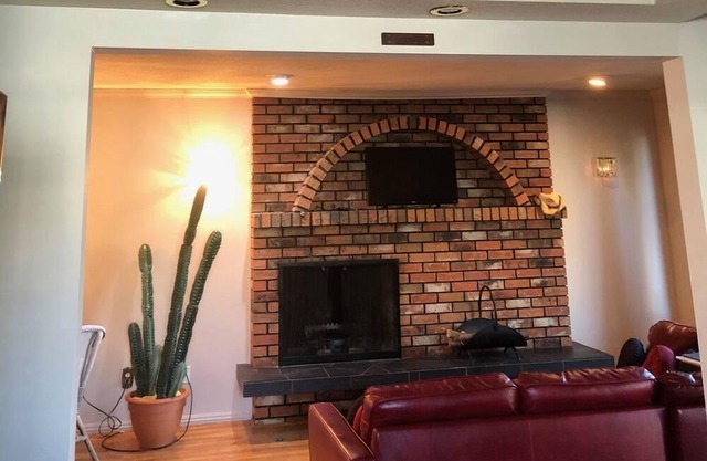 Private Casa 2 bdrm up/2 down; jacuzzi in master;fenced yard
