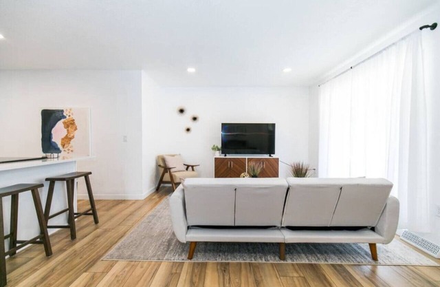 Private Chic 2br | 10 min to Downtown| Fast Wifi