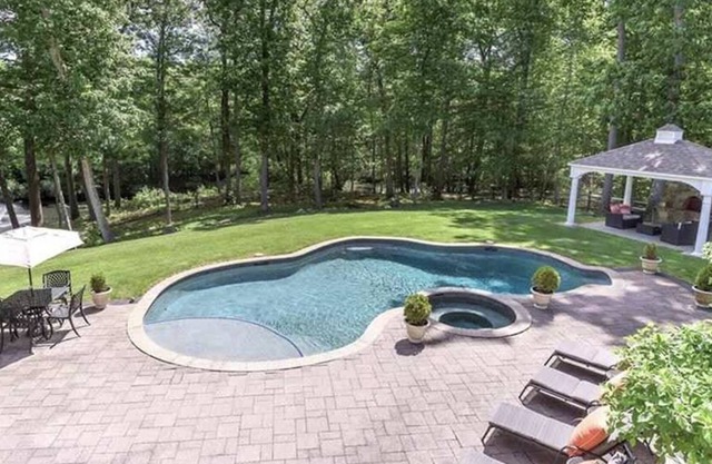Private colonial oasis for Summer 2022 : heated saltwater pool, hot tub, office