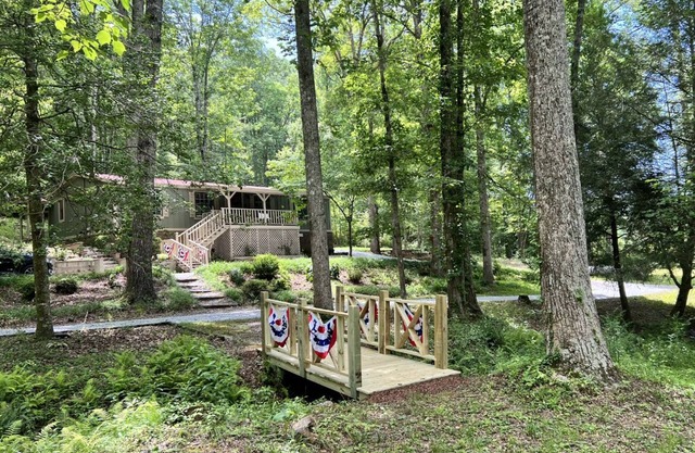 Private cottage on 3 acres with 2 creeks running through it. Close to LakeBurton