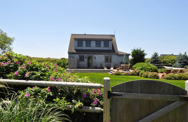 Private Cottage - Sun-filled Home- family getaway - close to everything