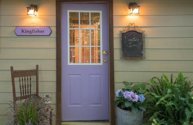 Private Cottage at Lake Resort - Unique, Quiet, Close to Town, Pets Ok
