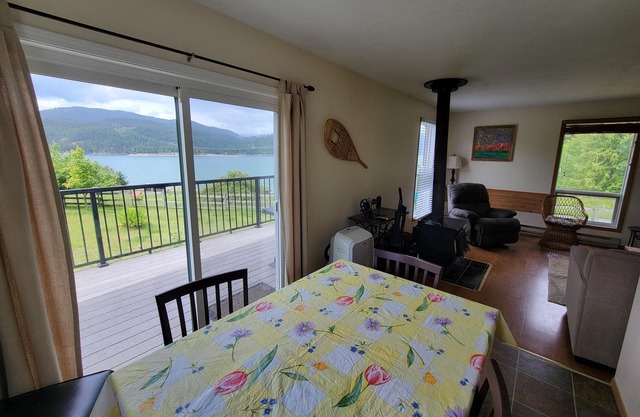 Private cottage with Sandy Beach on Arrow Lake