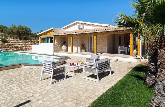 Private countryside villa with pool