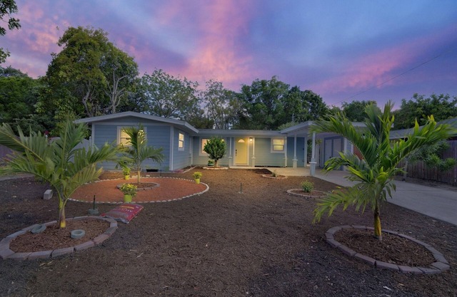 Private Cozy Sarasota Home 3 Bedroom Home by RedAwning