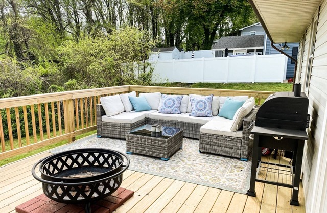Private deck, backyard and dog-friendly just 12 minutes to Annapolis