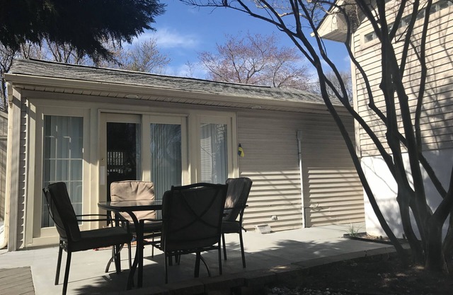 Private detached 1bedroom guest house.