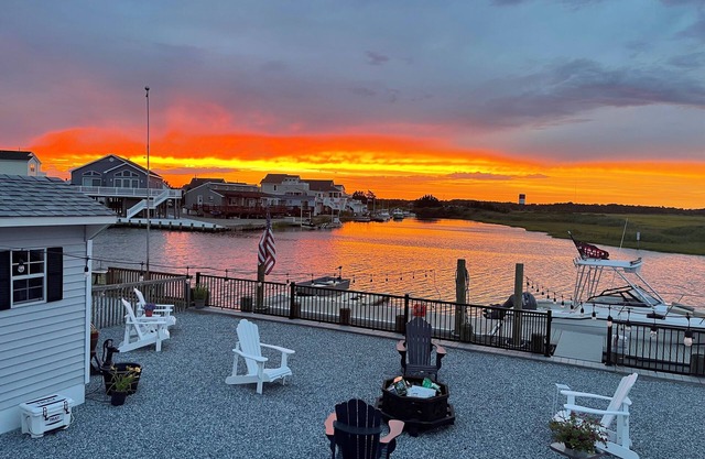 “Private Dock, Lagoon Front, Beautiful Meadow View at the Fisher Cottage”