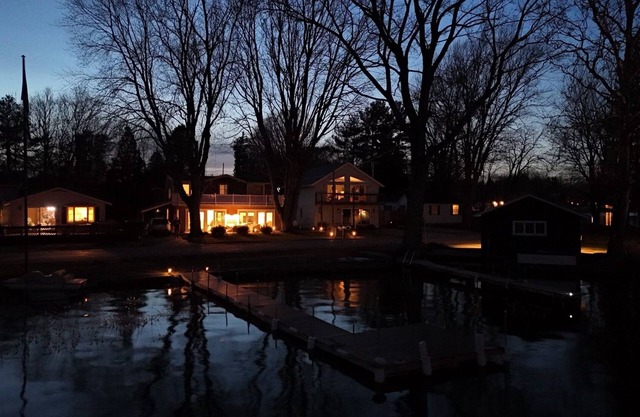 Private Dock/Sunrise Views/Patio/Deck/Sleeps 10/Cable TV/Wi-Fi/AC/Grill