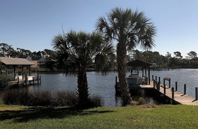 Private dock on the bay - 3 minute walk to the beach - Sleeps 9 - 3 bedrooms