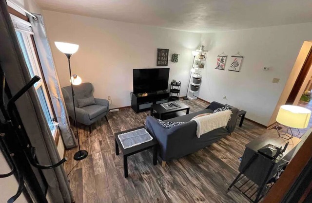 Private duplex in Roxbury near Hospital/Arena - Pet Friendly
