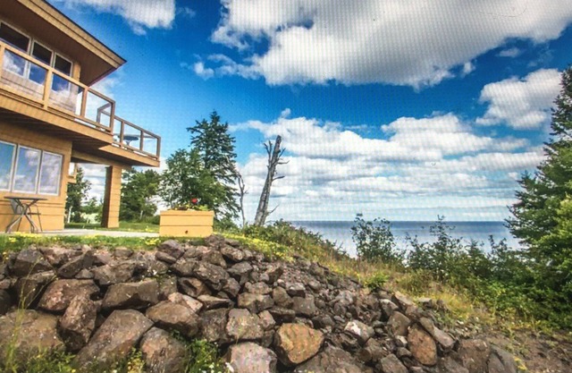 Private, End Condo on Superior w/ large PRIVATE SAUNA for 2! Panoramic views!