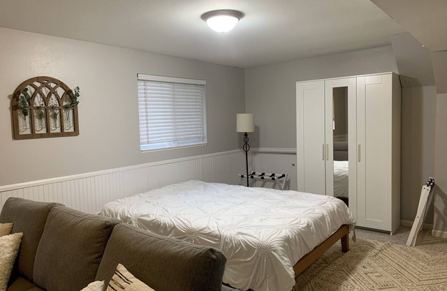 Private Entrance, Quiet Neighborhood, 10 mins from downtown