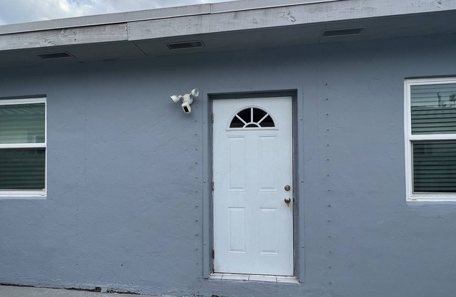 Private entrance apartment for 3 or 1 person free parking wifi malls restaurant