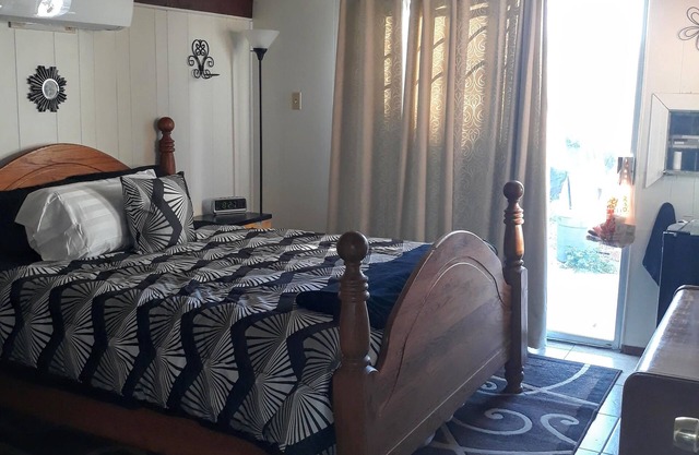 Private Entrance Casita 1 bedroom & 1 bath with pool, TV & Wifi
