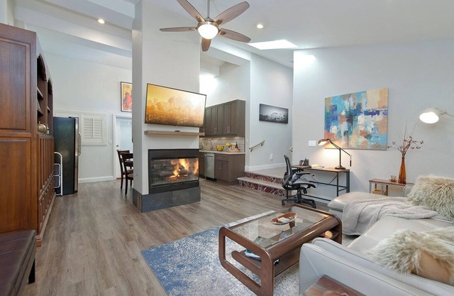 Private Entry Very Spacious & Quiet 2 Bedroom, 1.5 Bath Guest Suite