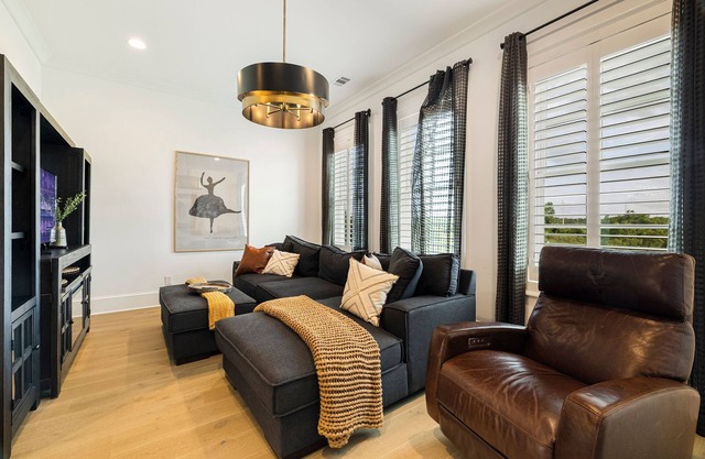 Private Escape by the Savannah Riverfront w/Parking by Lucky Savannah