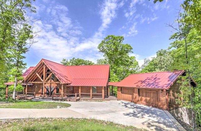 Private Eureka Springs Cabin with Beaver Lake Views!