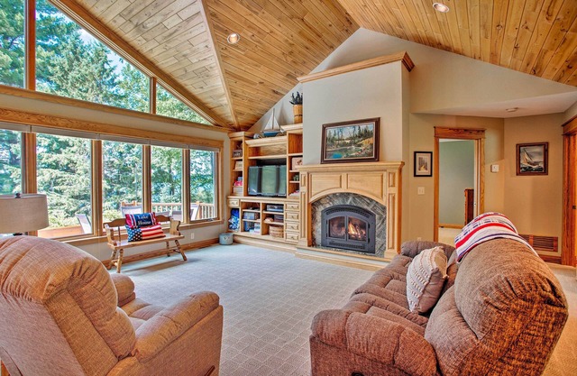 Private Family Retreat on Middle Eau Claire Lake!