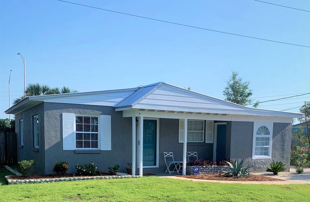Private Family sized Beach House! Short drive to the white sand beaches!