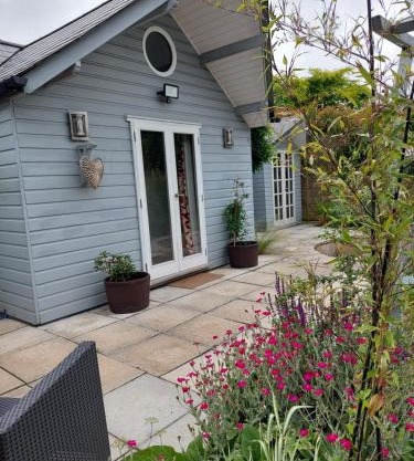 Private Garden Lodge in Christchurch, Dorset for 4 - dogs welcome!