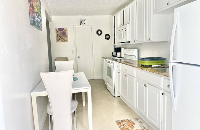 Private Getaway 2 bedrooms and 1ba Guesthouse Self Check-in Free Parking & WiFi