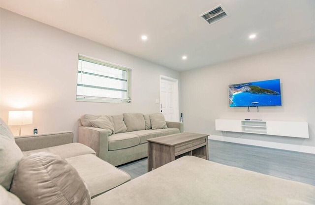 Private Getaway Near Beaches & Downtown Las Olas!