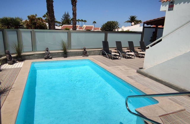 Private heated pool, free WiFi, close to beach. Ideal for 1 to 8 people.