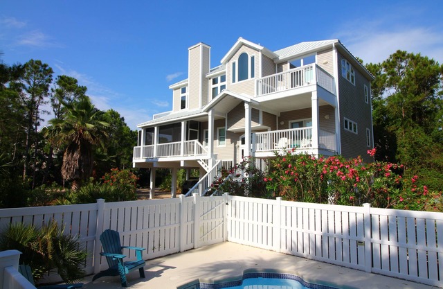 Private Heated Pool, Short Walk to Beach, Great Reviews, Dog Friendly