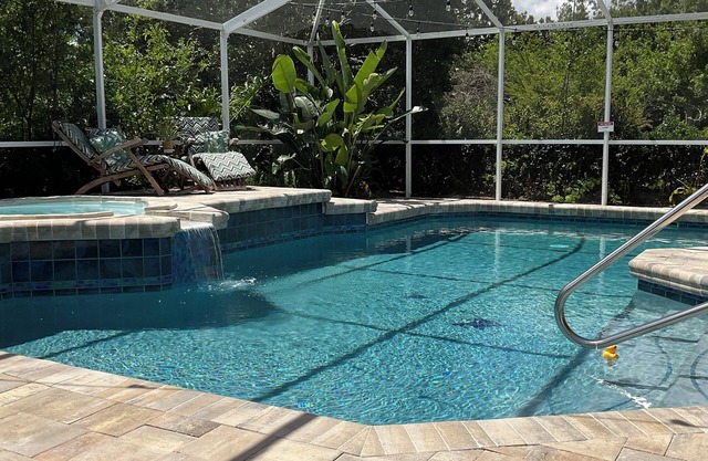 Private Heated Pool and Hottub , Pet Friendly, New Golf Cart , Close to shopping