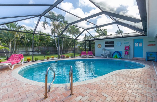 Private Heated Pool-Walk to Beach-10 Guests