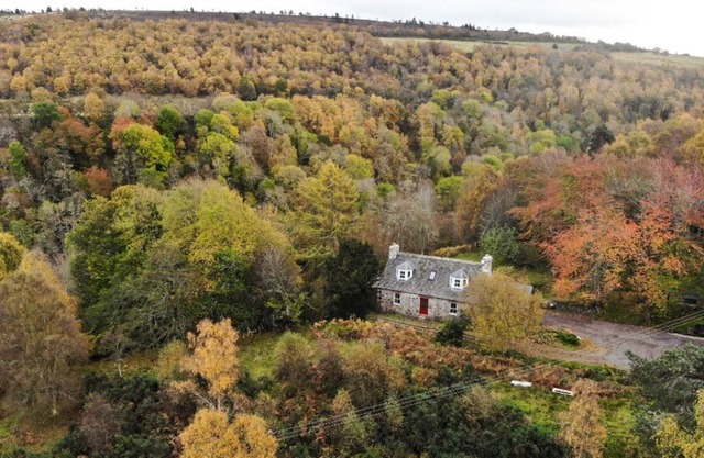 Private highland home, recently refubished. Six miles away from Loch Ness.