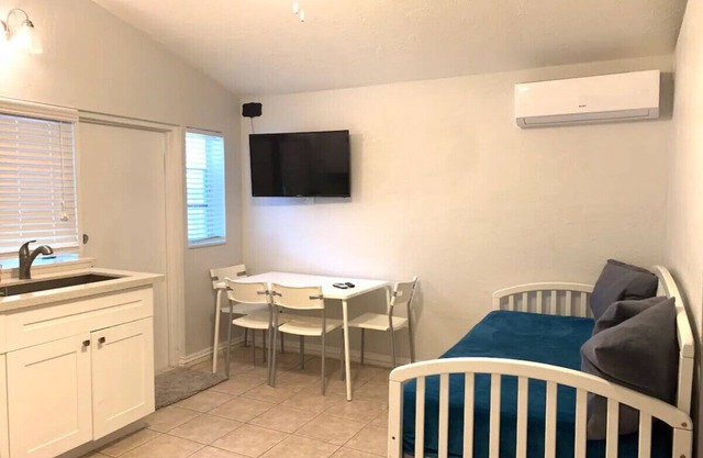 Private Hollywood Apt Close To Beach & Hard Rock