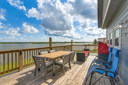 Private Home on Lagoon with Views in Hitchcock!