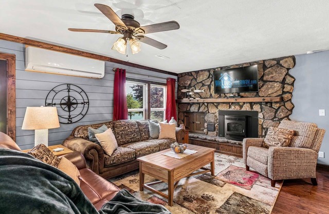 Private Home Right on the Lake! Bring Your Boat, Pool, and Amazing Views