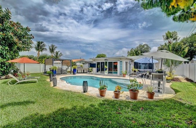 Private home with private heated pool and huge backyard . Five min to beach .