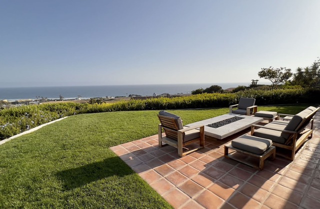 Private home with 180 degree view of Pacific Ocean and short walk to Zuma Beach.